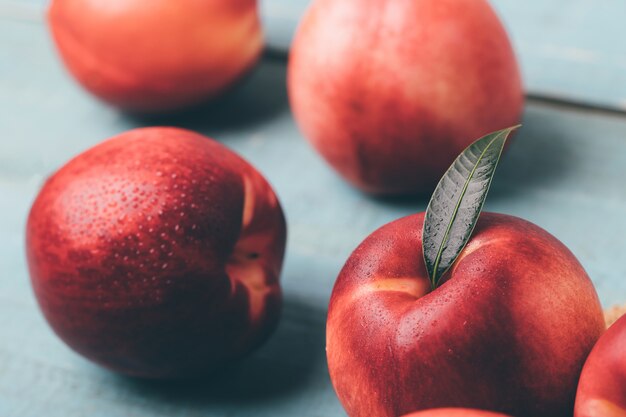 Zoete nectarines op houten achtergrond