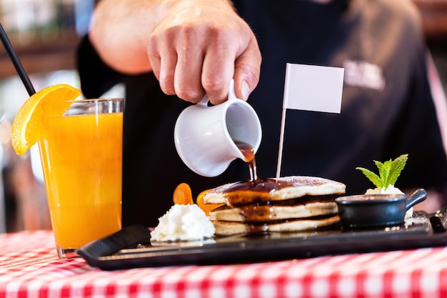 Zoete pannenkoeken gedruppeld met ahornsiroop in Amerikaans restaurant