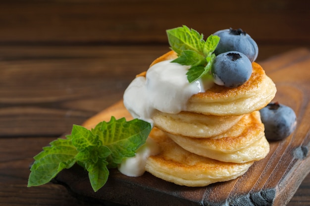 Zoete pannenkoeken met bessen en kwark