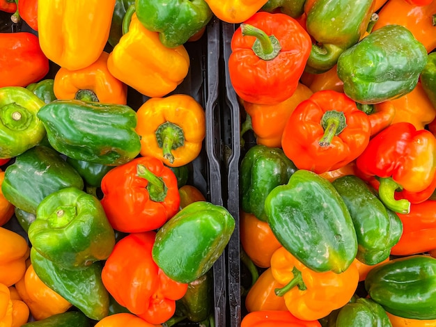 zoete paprika fruit op de toonbank van de markt winkel gezonde maaltijd eten dieet snack