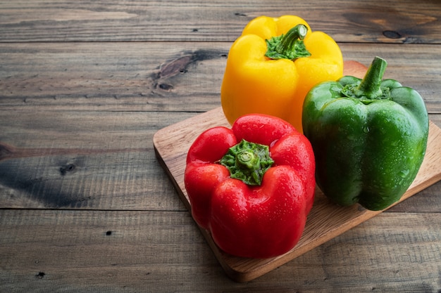 Zoete paprika op houten achtergrond