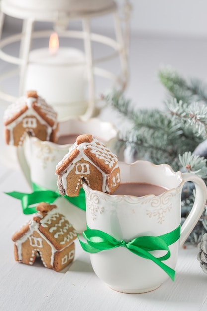 Zoete peperkoekhuisjes met lekkere cacao voor Kerstmis