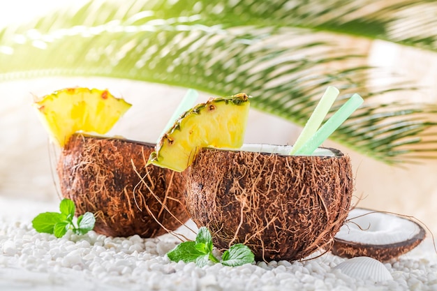 Zoete pinacolada in kokosnoot aan zandstrand