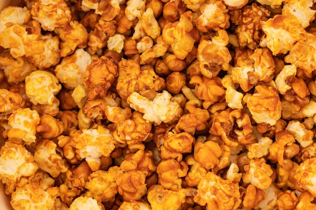 Foto zoete popcorn in ijs suiker snacks gele achtergrond