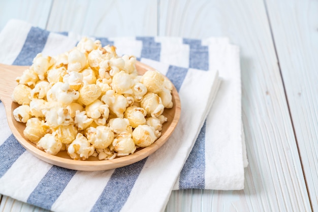 zoete popcorn op hout