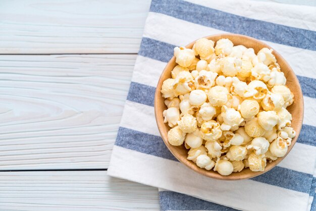 zoete popcorn op hout