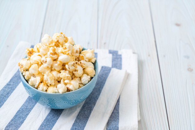 Zoete popcorn op hout