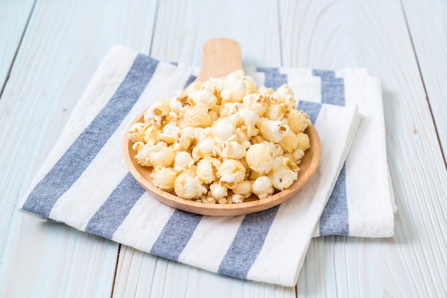 zoete popcorn op hout