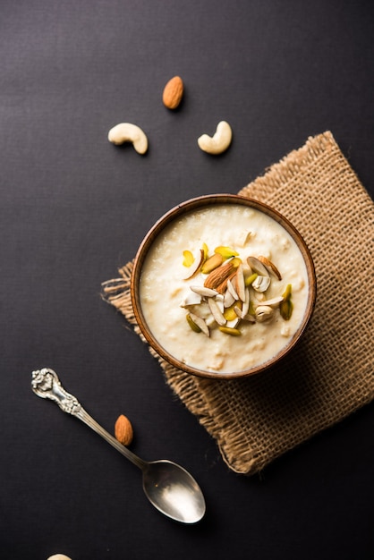 Zoete Rabdi of Lachha Rabri of basundi, gemaakt met pure melk gegarneerd met droog fruit. Geserveerd in een kom over humeurige achtergrond. Selectieve focus