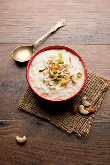 Zoete Rabdi of Lachha Rabri of basundi, gemaakt met pure melk gegarneerd met droog fruit. Geserveerd in een kom over humeurige achtergrond. Selectieve focus