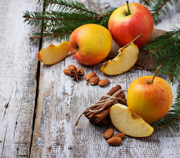 Zoete rijpe appels op houten achtergrond