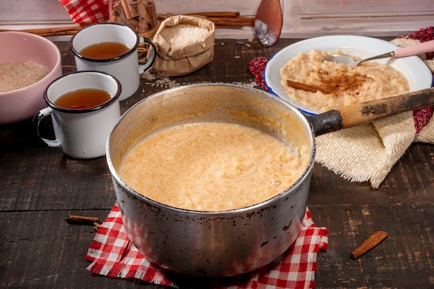 Zoete rijst geserveerd in rustieke schotel, pot en kopjes koffie op de achtergrond, traditioneel braziliaans eten.