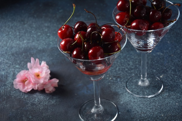 Zoete rode kersen in een bril Kersenclose-up in een glas met waterdruppels Zoet zomers dessert