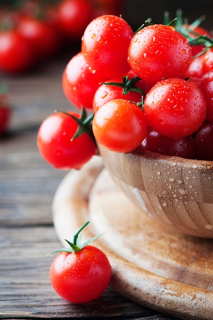 Zoete rode tomaten op de houten tafel