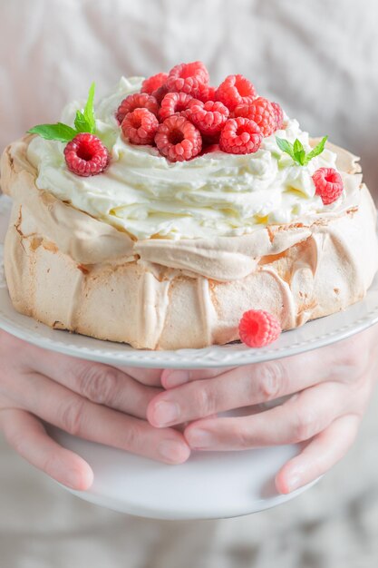 Zoete romige Pavlova cake met frambozen en meringue
