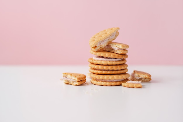 Zoete romige vullende crackers op een wit roze pastel achtergrond