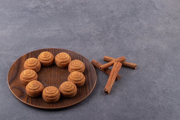 Zoete ronde koekjes in plaat op stenen tafel.