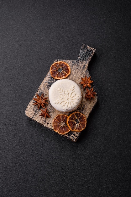 Zoete ronde taart met bessenvulling bedekt met witte chocolade