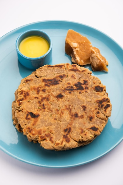 Zoete roti gemaakt van rijstmeel rietsuiker en ghee gud ki roti gur ki roti rietsuiker bhakri meethi gud ki roti wintervoedsel kopieer de ruimte