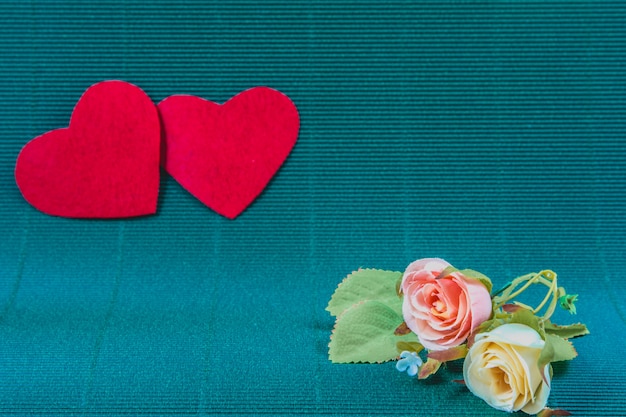 zoete rozen en 2 rood hart op groene achtergrond, Valentine dag concept.