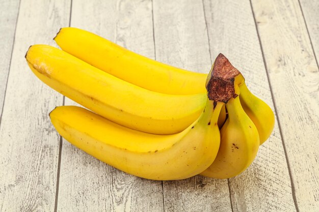 Zoete smakelijke banaan over achtergronden