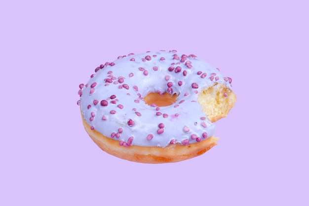 Zoete smakelijke doughnut die op wit wordt geïsoleerd