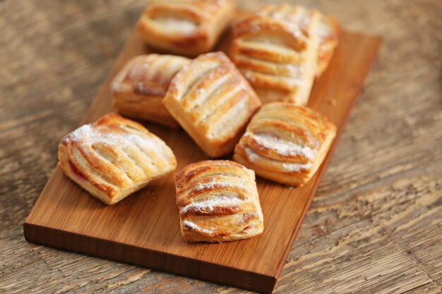 Zoete smakelijke gebakjes op snijplank