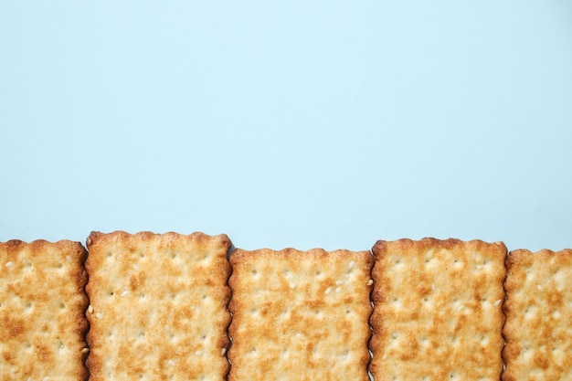 Zoete smakelijke mooie koekjes op een heldere en kleurrijke achtergrond