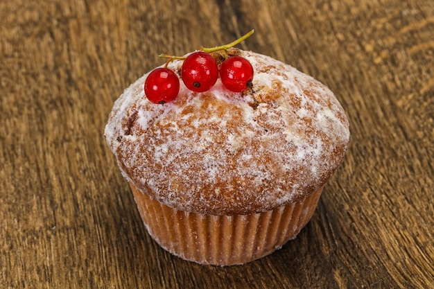 Zoete smakelijke muffin met rode bessen