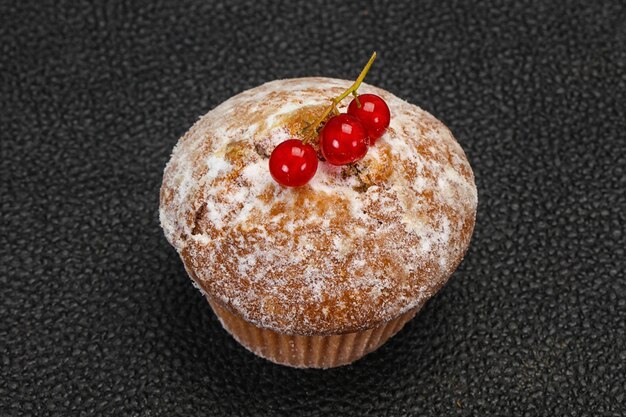 Zoete smakelijke muffin met rode bessen