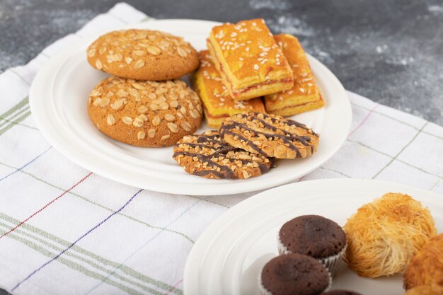 Zoete snacks op een stenen tafel.