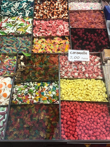 Zoete snoepjes in een winkel met diverse gummy-snoepjes