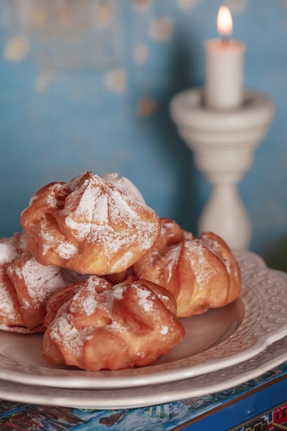 Zoete soesjes met mascarpone op gebrandschilderde witte borden