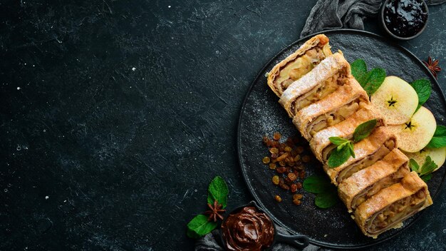 Zoete strudel met appels en gedroogd fruit Bovenaanzicht gratis kopieerruimte