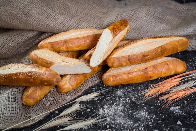 Zoete suikerbroodjes op zwarte houten achtergrond