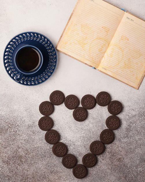 Foto zoete thee en koffie. koekjes, pretzels, crackers, bagels. zoete geneugten voor thee