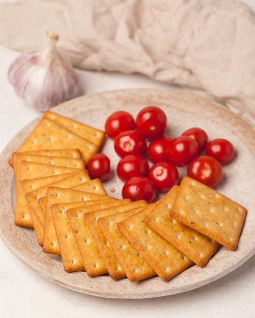 Zoete thee en koffie. koekjes, pretzels, crackers, bagels. zoete geneugten voor thee