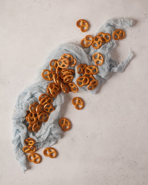 Foto zoete thee en koffie. koekjes, pretzels, crackers, bagels. zoete geneugten voor thee