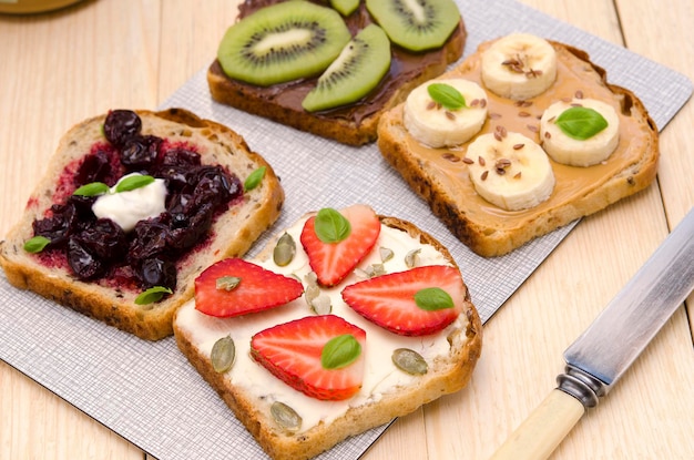 Zoete vegetarische toastjes met verschillende vullingen op tafel