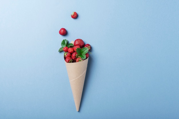 Zoete verse aardbeien in papier kegel