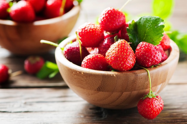 Zoete verse aardbeien op de houten tafel