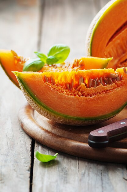 Foto zoete verse meloen op de houten tafel