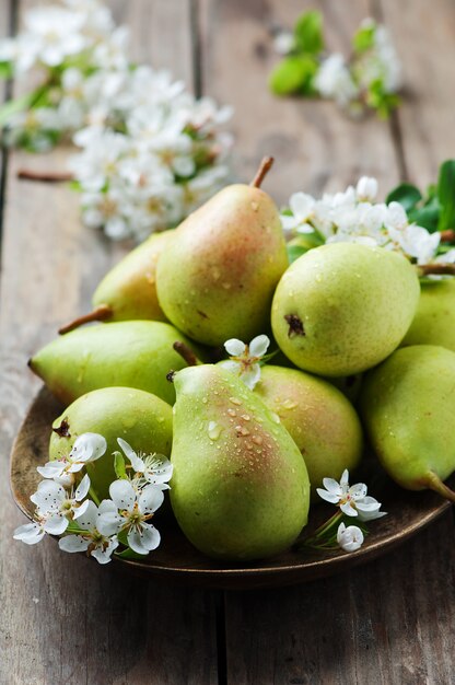 Zoete verse peren op de houten tafel