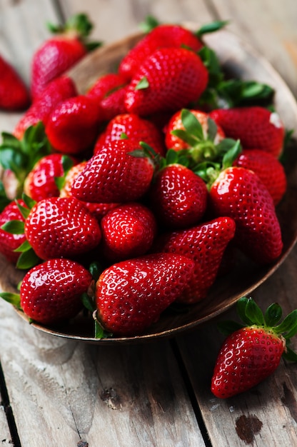 Zoete verse stawberry op de houten tafel