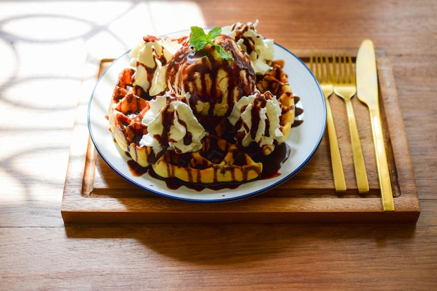 Zoete wafel en room op houten tafel