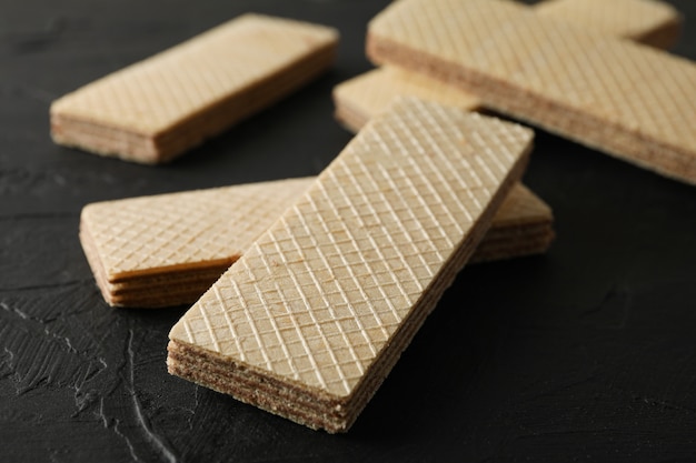 Zoete wafelkoekjes op zwart