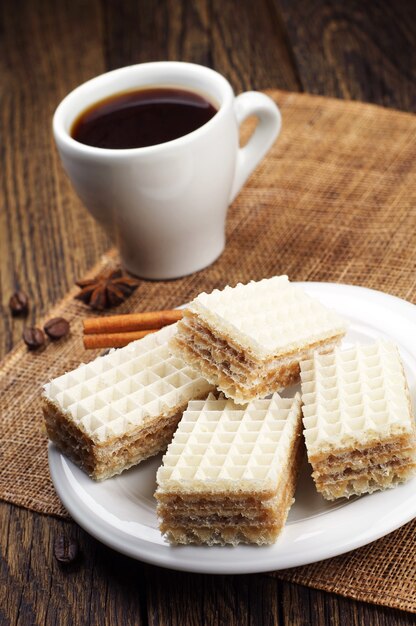 Zoete wafels met gecondenseerde melk en kopje koffie