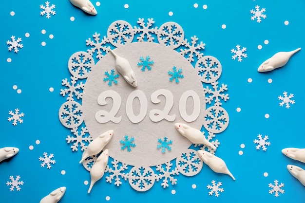 Zoete witte muizen met nummer 2020 op pastelkleurdocument, Nieuwjaarachtergrond