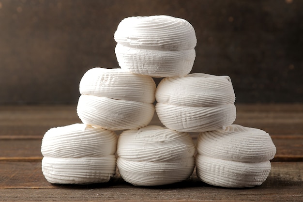 Foto zoete witte ronde marshmallow op een bruine houten tafel.