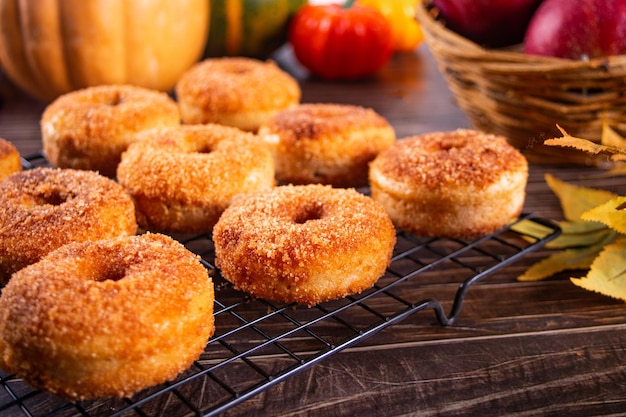 Zoete zelfgemaakte appelcider donuts met kaneelsuiker op het bakrek Herfstvoedsel